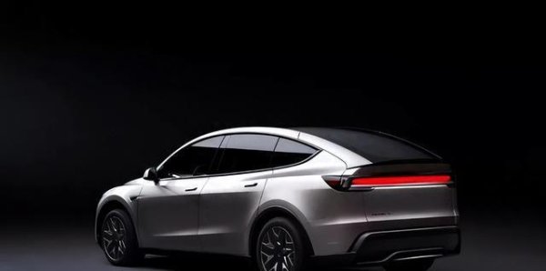 豪极资本 当SUV都在卷大屏时，奥迪用百年底盘哲学，造了台 “逆行者”